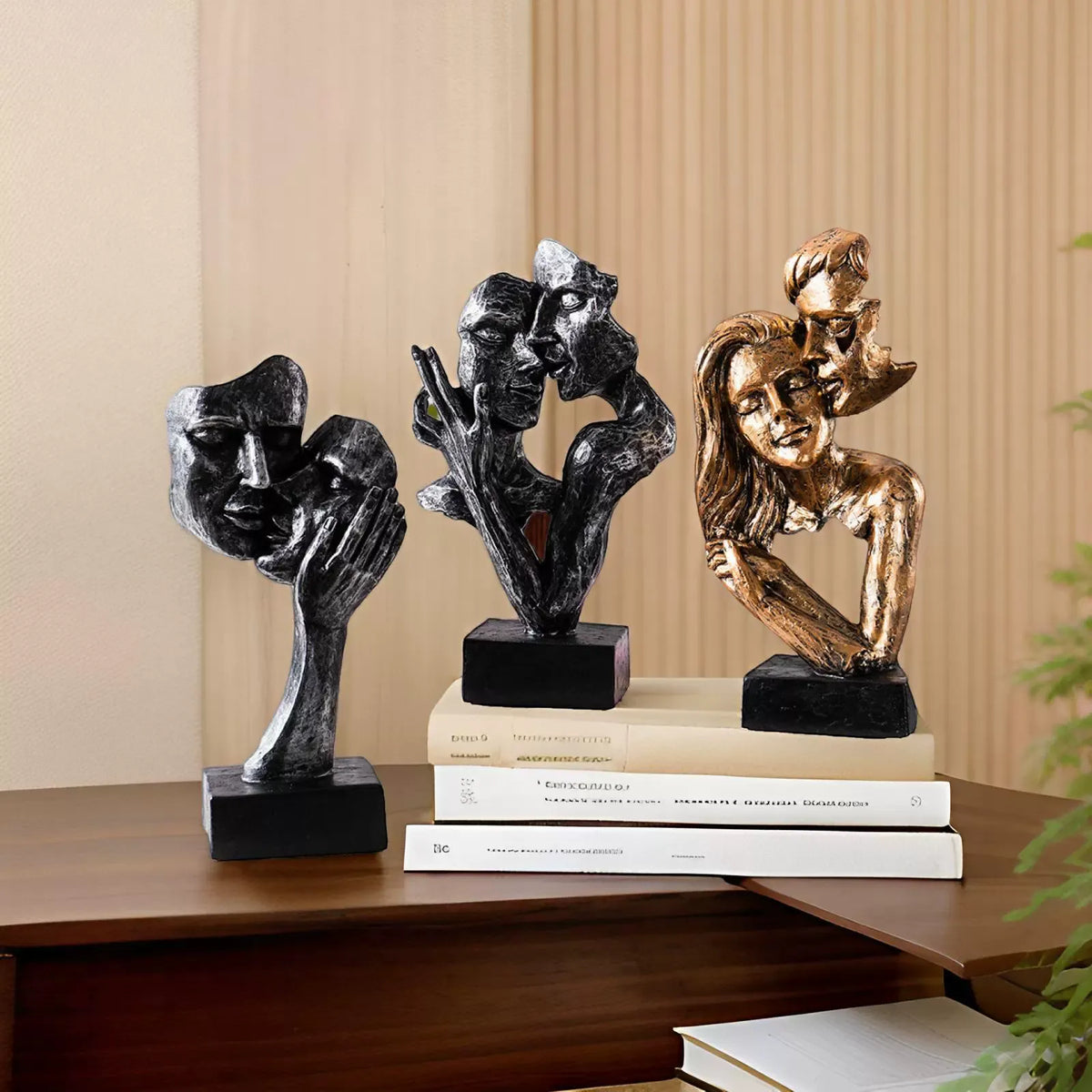 Abstract Kiss Sculpture Resin 16-18 cm | Black or Bronze Finish | Textured Couple Statue for Shelf, Sideboard, Nightstand