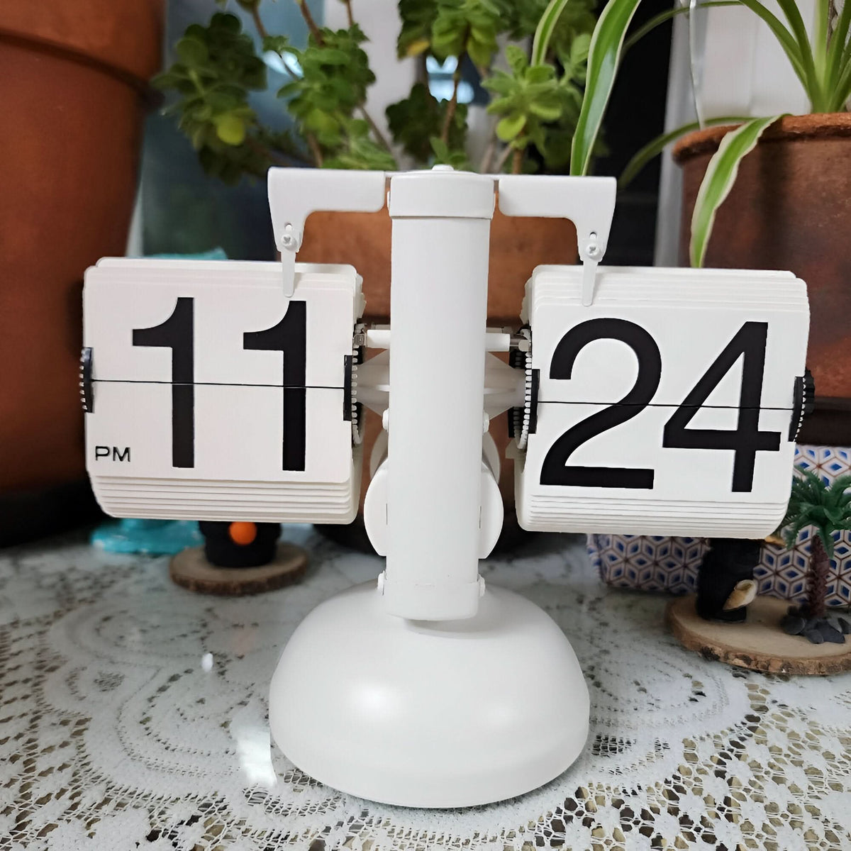 Automatic Retro Flip Clock - Silent, Minimalist Desk Design - Large Digits - Battery-Operated