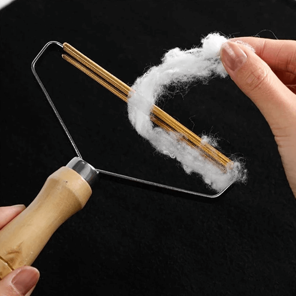 Wooden Lint Remover | Manual Fabric Shaver for Jumpers, Coats & Pet Hair | Restores Clothes Without Replacing Them