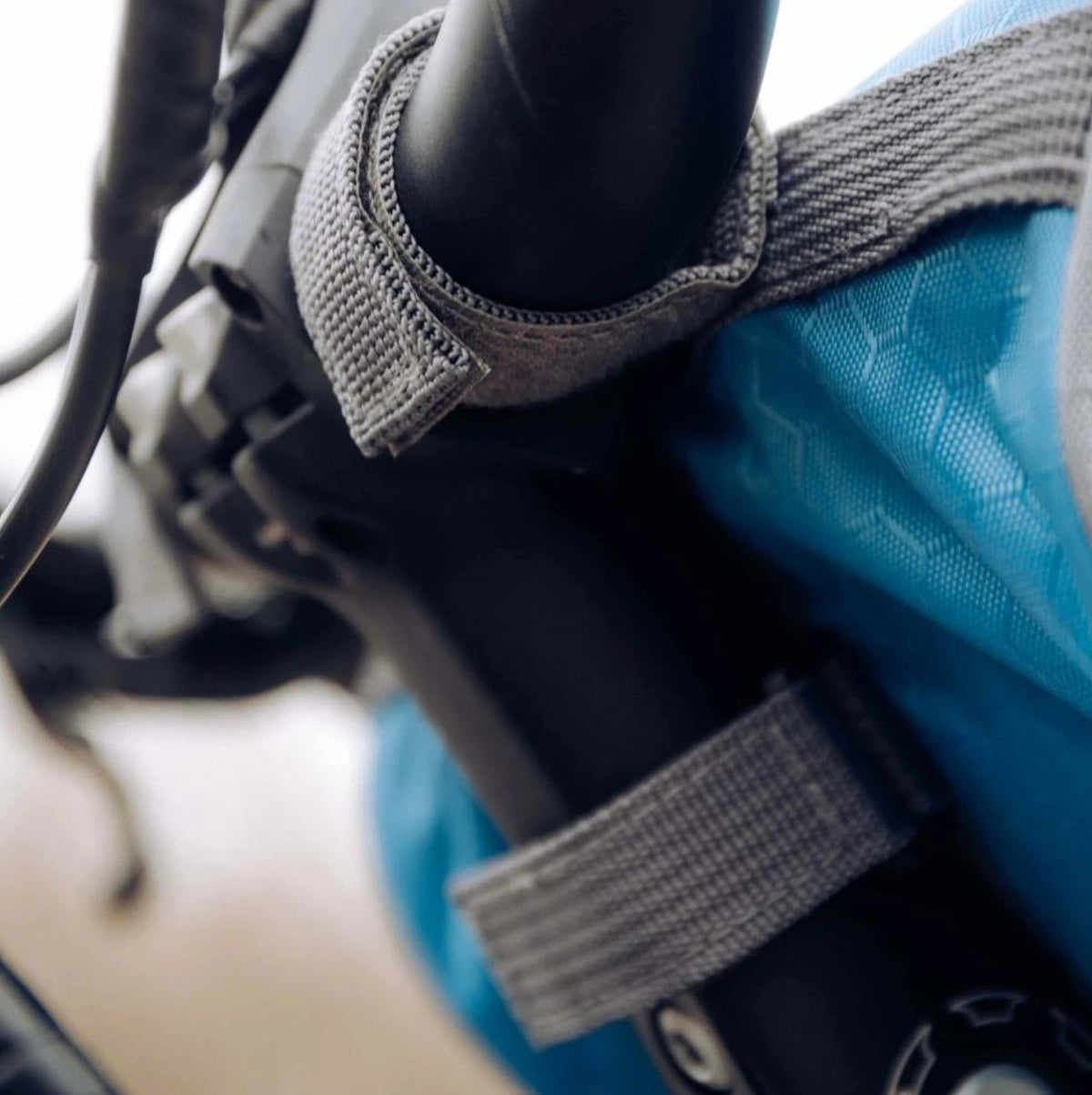 Bike Handlebar Storage Bag | Touchscreen Phone Window, 22 x 12 x 12.5 cm | Waterproof Nylon, Hook-and-Loop Mount
