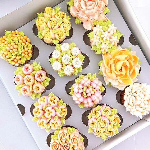 Floral Cake Decorating Kit Stainless Steel | 13-Piece Nozzle Set with Silicone Piping Bag | Reusable for Cakes & Cupcakes