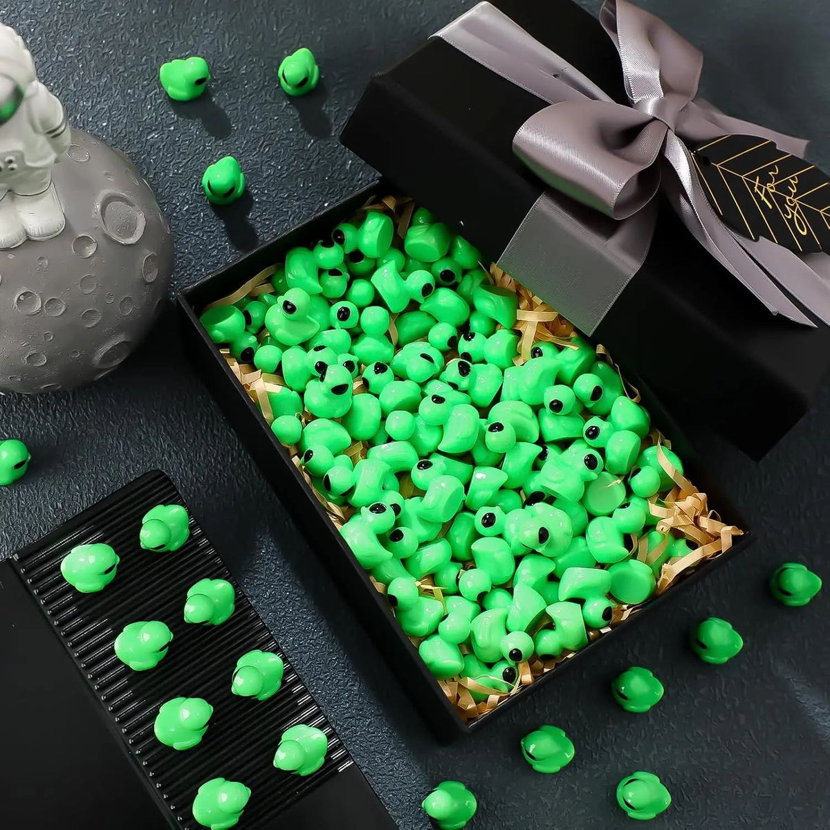 Mini Alien Duck Figurines Resin Set | 50-Piece Sci-Fi Style | Party Favours, Desk Decor, Halloween Displays & Craft Accents